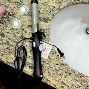 Brand new Beachwaver Curling iron